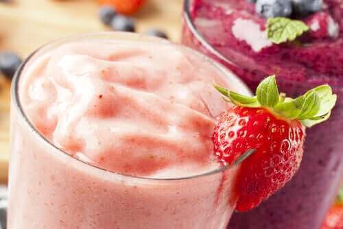 Smoothie med jordbær er eksempel på lækre sommerdrikke