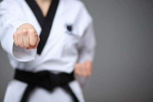 Person dyrker karate