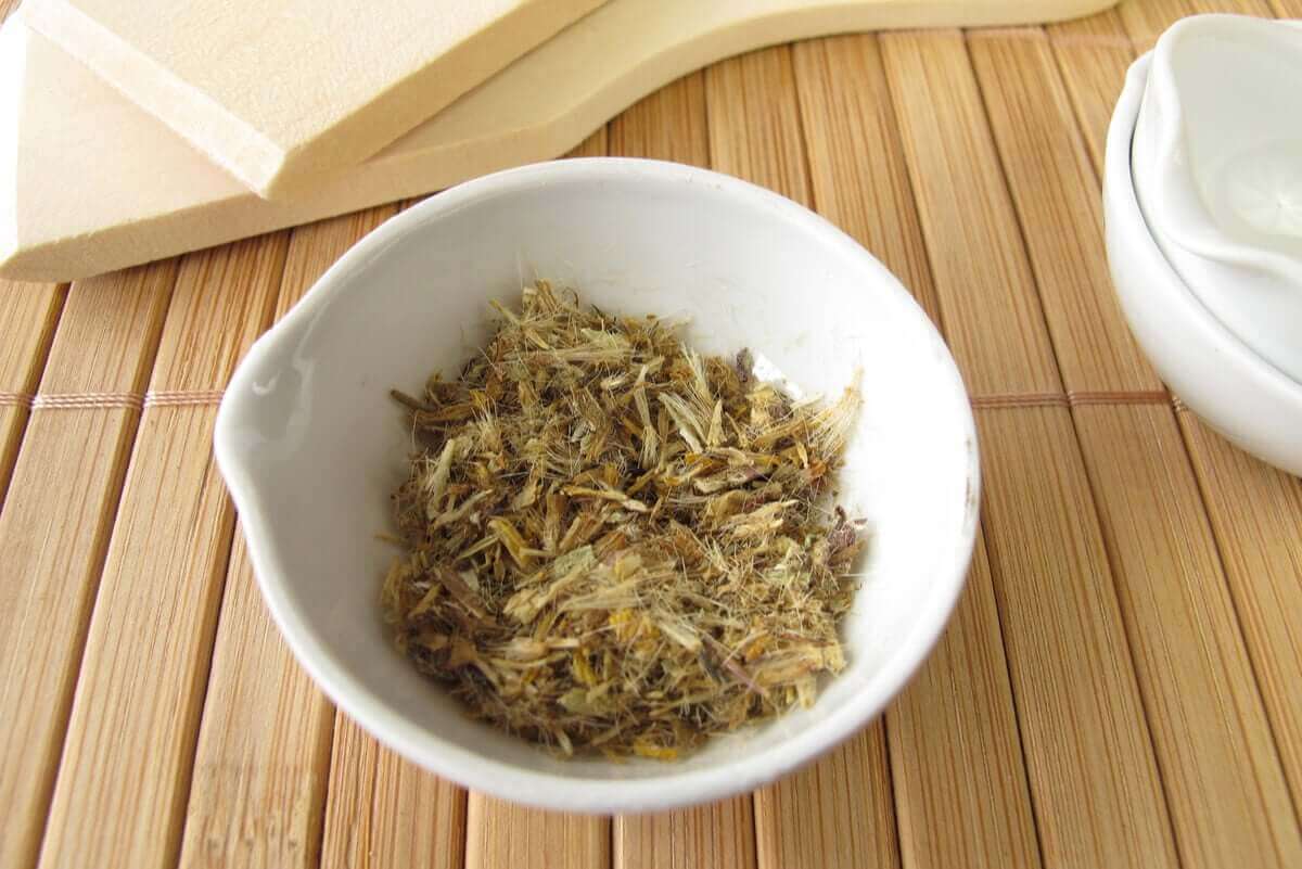 Arnica gel og infusioner er nemme at tilberede og kan påføres hud med blå mærker