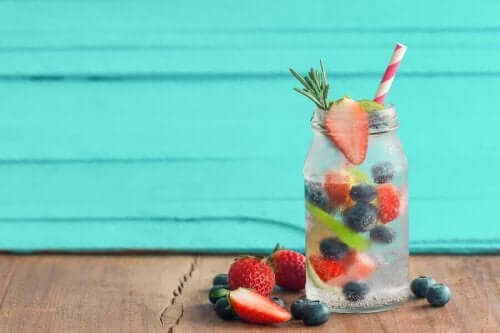 Vand med frugtudtræk, du kan nyde om sommeren