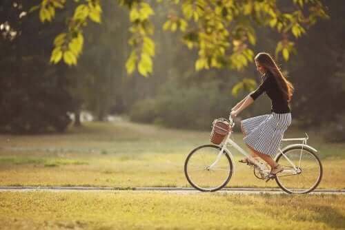 Kvinde, der cykler for at få tyndere ben