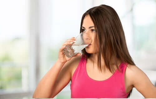 Kvinde drikker vand