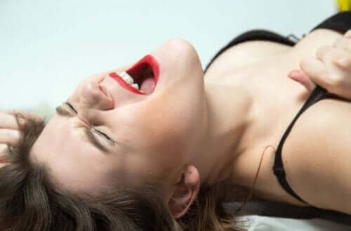 Kvinde får udvidet orgasme