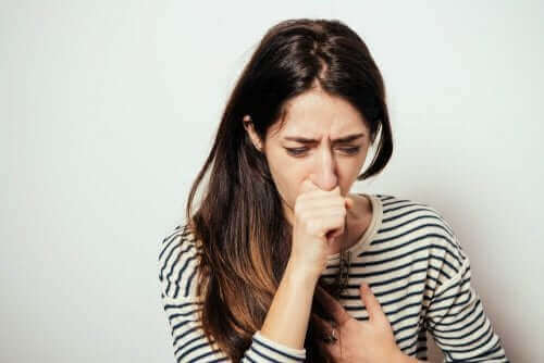 Kvinde hoster som eksempel på konsekvenser af luftfugtighed