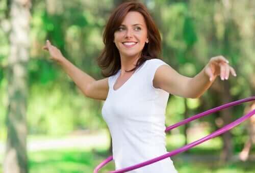 Kvinde med hullahopring motionerer for at bekæmpe kronisk forstoppelse