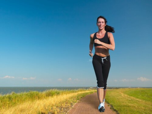 Kvinde løber udenfor