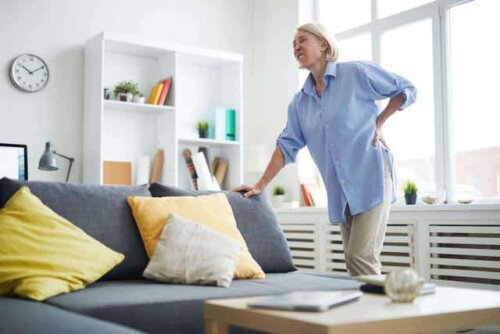 Kvinde med ondt i lænden