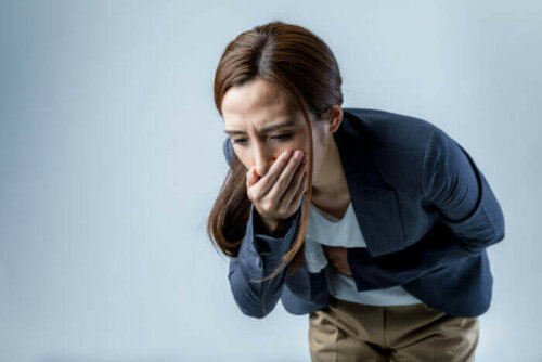 Kvinde kaster op som eksempel på symptomerne på et hjerteanfald