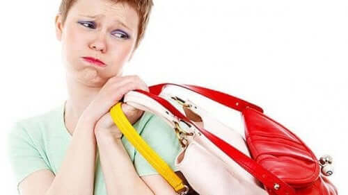 Kvinde med tasker som eksempel på tendenser indenfor tilbehør