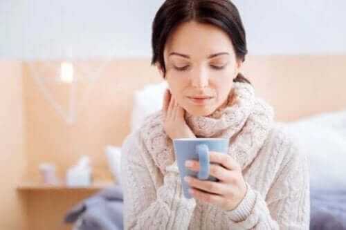 Kvinder drikker te som eksempel på midler med fennikelfrø