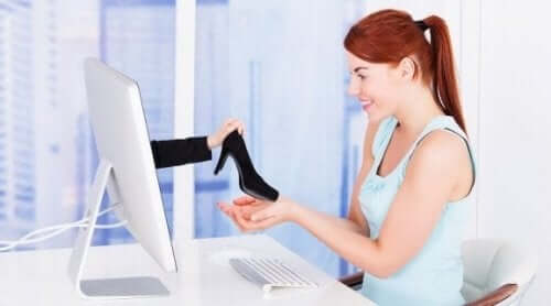 Kvinde, der handler på nettet, har svært ved at arbejde effektivt hjemmefra
