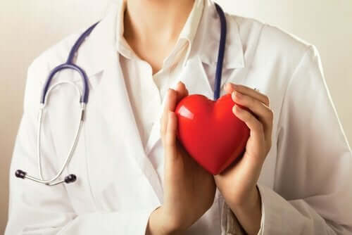 Læge holder hjerte i hænderne