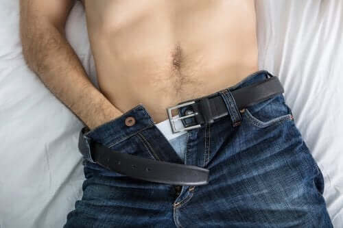 Mand med hånd i bukserne