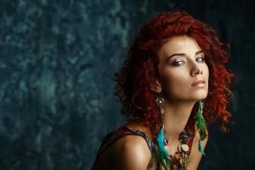 Modelbillede af kvinde med etnisk stil