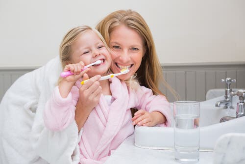 Mor og barn børster tænder