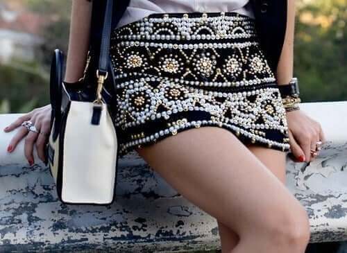 Kvinde med nederdel med perler viser nye tendenser indenfor tilbehør