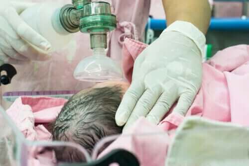 Nyfødt barn får behandling