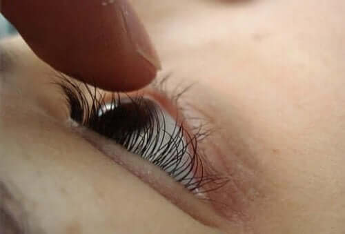 Finger foran øje som en del af førstehjælp til slagtilfælde