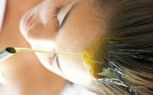 Vegetabilske olier til at give fugt til håret