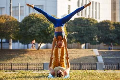 Acroyoga er eksempel på gode udendørs aktiviteter for par