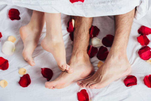 Par i seng med rosenblade er ved at gøre bryllupsnatten uforglemmelig