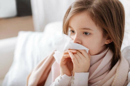 Pige nyser grundet gængse allergier hos børn