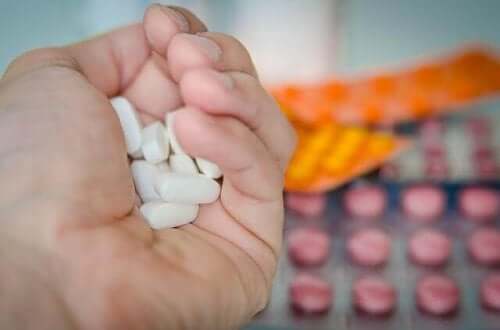 Piller i hånd er non-opioide smertestillende