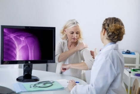 Her undersøges en kvinde for fibromyalgi