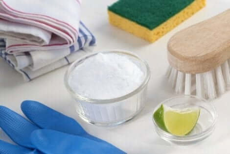 Rengøringsmidler og bagepulver i skål