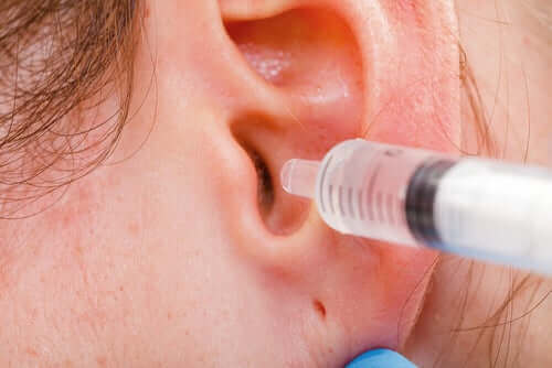 Saltvandsopløsning til at fjerne ørevoksblokader