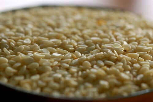 Sesamfrø er gode til at give fugt til håret