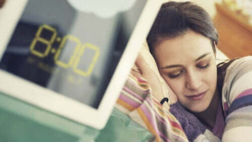 Kvinde ligger og sover