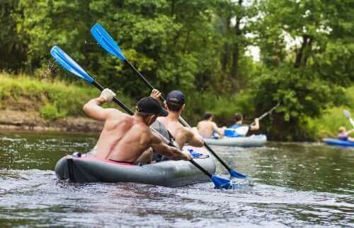 To mænd ror i kayak