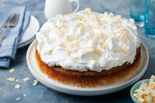 En lækker tres leches kage på fad