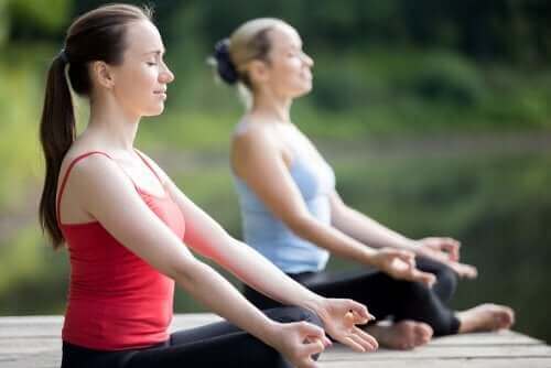 Kvinder dyrker yoga udenfor
