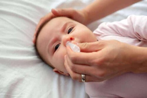 Baby, der får dråber i næsen