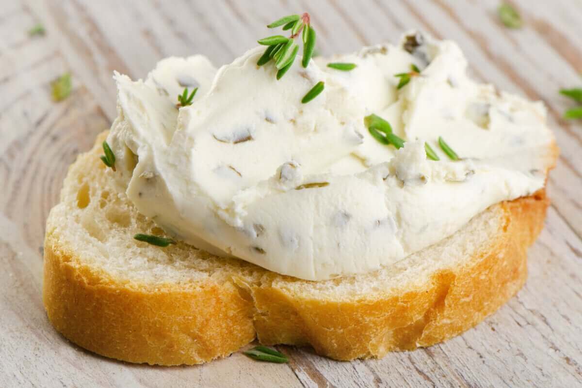 Flødeost med krydderier på brød