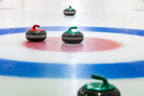 Curlingsten på bane