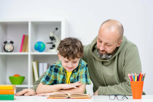 Far læser med søn for at skabe vaner hos børn