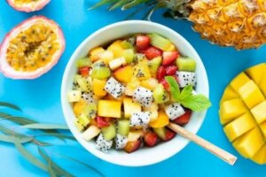 6 lækre opskrifter på frugtsalat med vilde urter