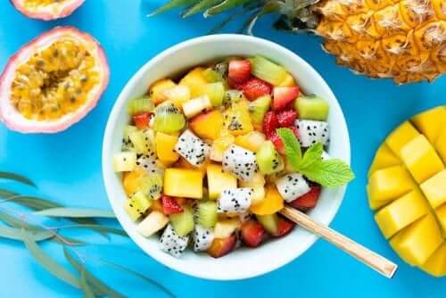 6 lækre opskrifter på frugtsalat med vilde urter