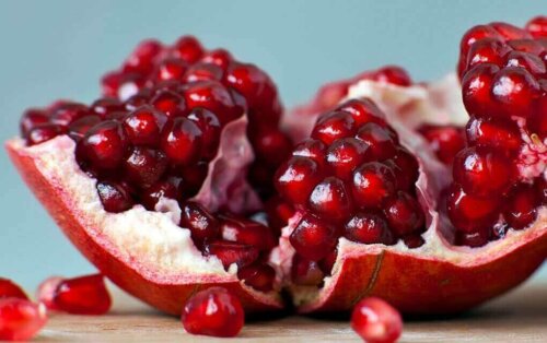 Det indvendige af et granatæble kan bruges til at lave en salat med granatæble og endivie