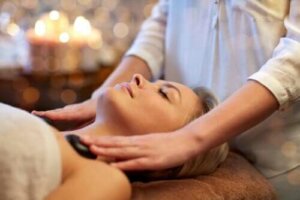 Hvad er hot stone massage, og hvad er fordelene?