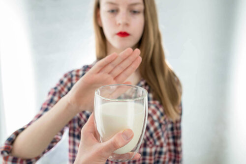 Kvinde afviser glas med mælk