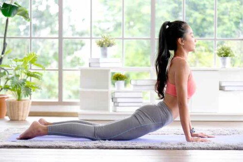 Kvinde dyrker yoga mod slidgigt