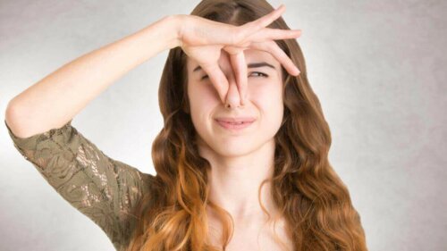 Kvinde med fantosmi holder sig for næsen