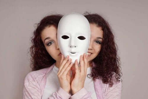 Kvinde med maske lider af bipolar I