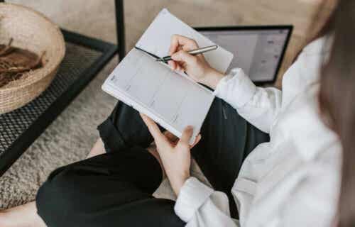 Kvinde skriver SMART målsætninger i sin kalender