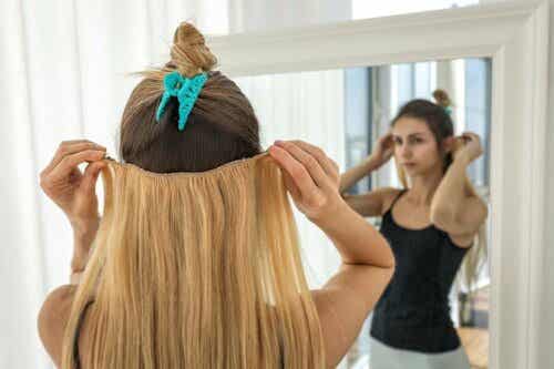 Kvinde viser, hvordan man kan bruge hair extentions