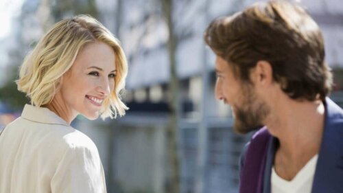 Kvinde smiler til mand